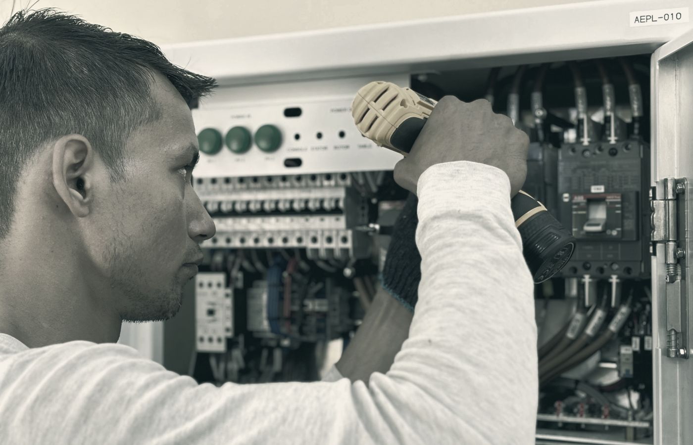 Elektricien aan het werk in een schakelkast